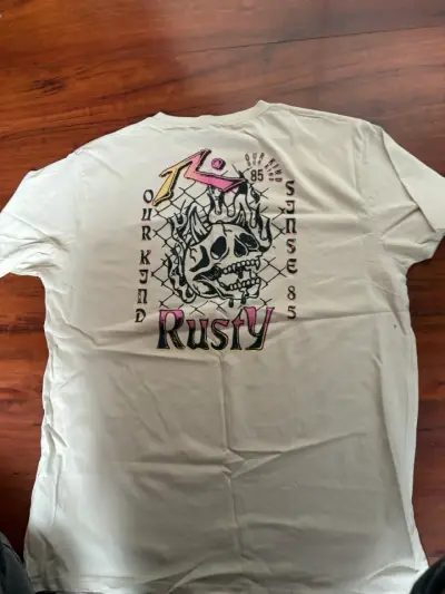 Polera Rusty con diseño de calavera - miniatura 1