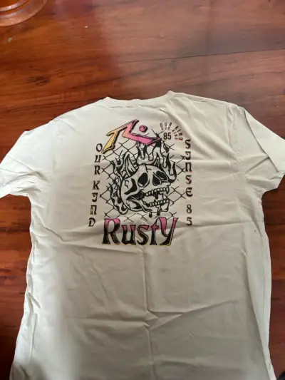 Polera Rusty con diseño de calavera - miniatura 2