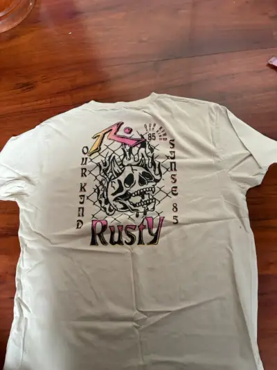 Polera Rusty con diseño de calavera - miniatura 3