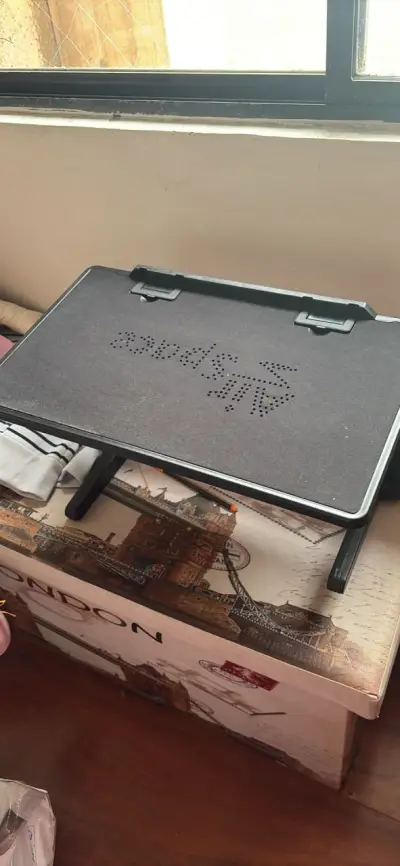 Mesa plegable ajustable para laptop - miniatura 1