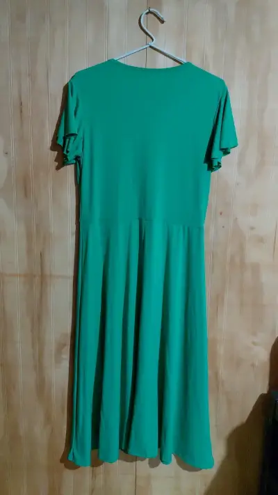 Vestido verde elegante para mujer - miniatura 2