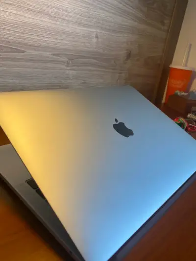 MacBook Pro 13 pulgadas 2017 en buen estado - miniatura 1