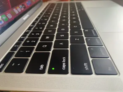 MacBook Pro 13 pulgadas 2017 en buen estado - miniatura 4