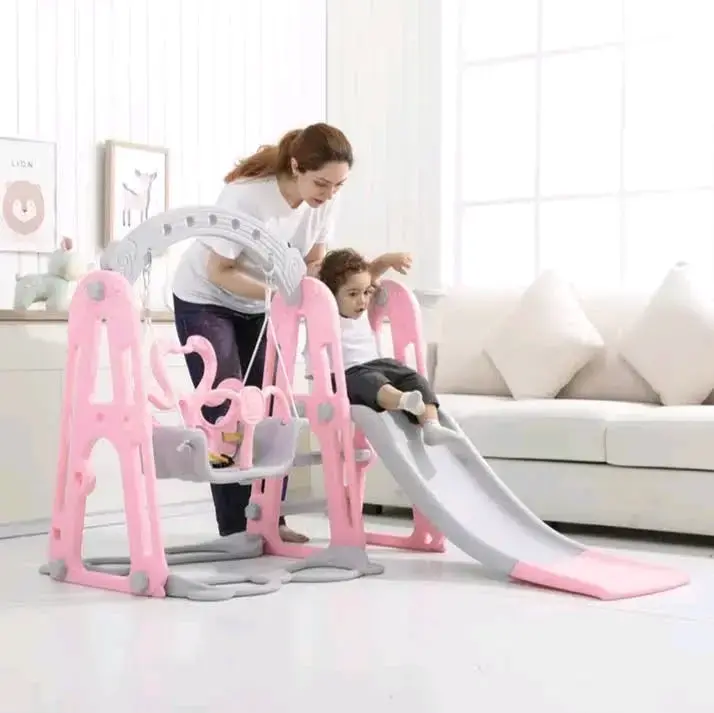 Juego infantil con columpio y resbalín rosa - 1