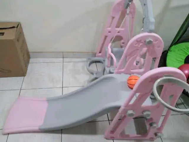 Juego infantil con columpio y resbalín rosa - 6