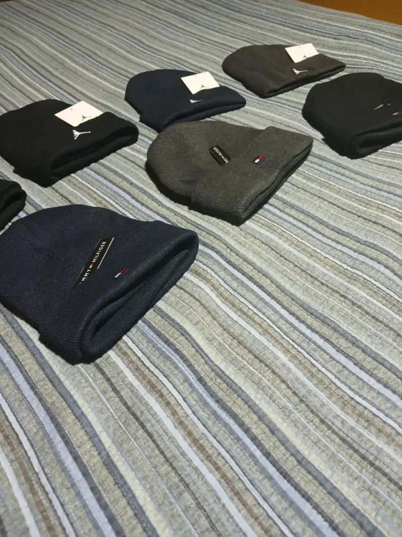 Gorros de lana para invierno de varias marcas - 2
