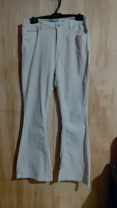 Pantalones corduroy acampanados beige - miniatura 1