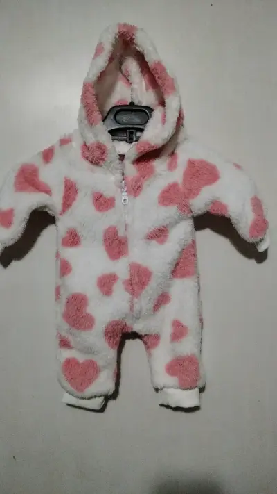 Enterito de bebé polar con capucha y corazones - miniatura 1