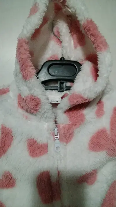 Enterito de bebé polar con capucha y corazones - miniatura 2