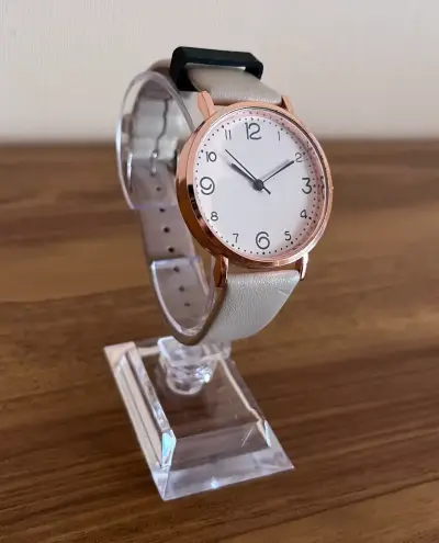 Reloj analógico de pulsera con correa beige - miniatura 2
