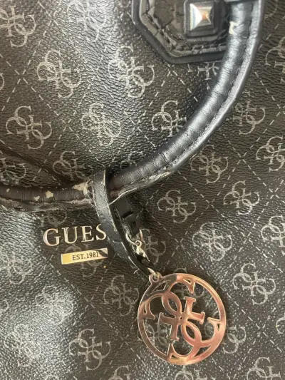 Bolso de mano Guess negro con logo - miniatura 1