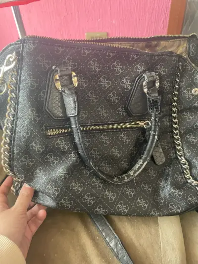 Bolso de mano Guess negro con logo - miniatura 4