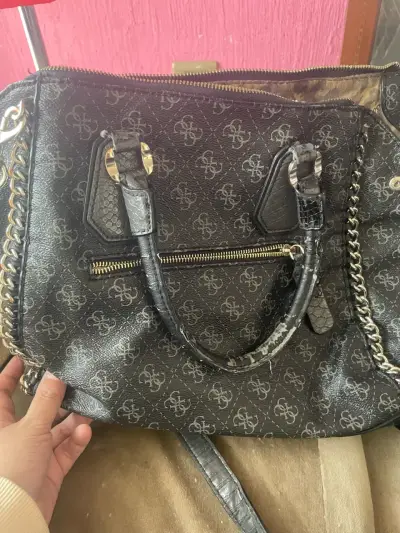 Bolso de mano Guess negro con logo - miniatura 5