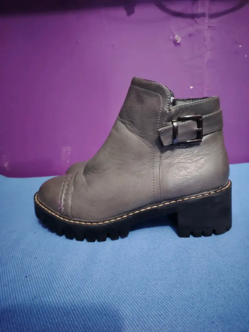 Botines de cuero gris con tacón bajo - 2