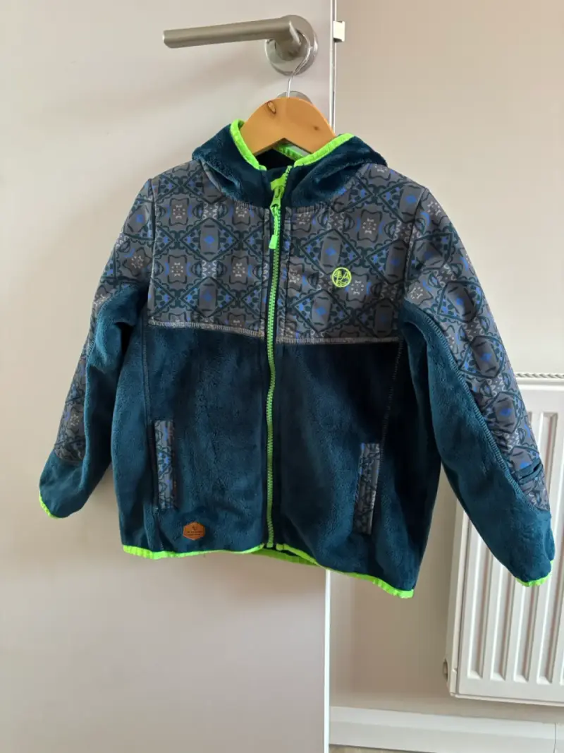 Chaqueta polar infantil con capucha azul y verde