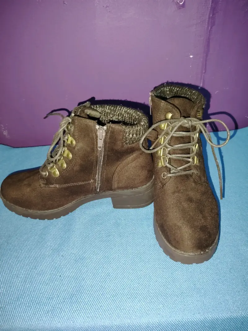 Botines de gamuza marrón con cordones y cierre lateral - 1