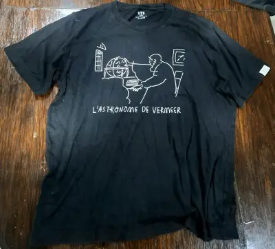Polera negra Uniqlo UT L'Astronome de Vermeer - miniatura 1