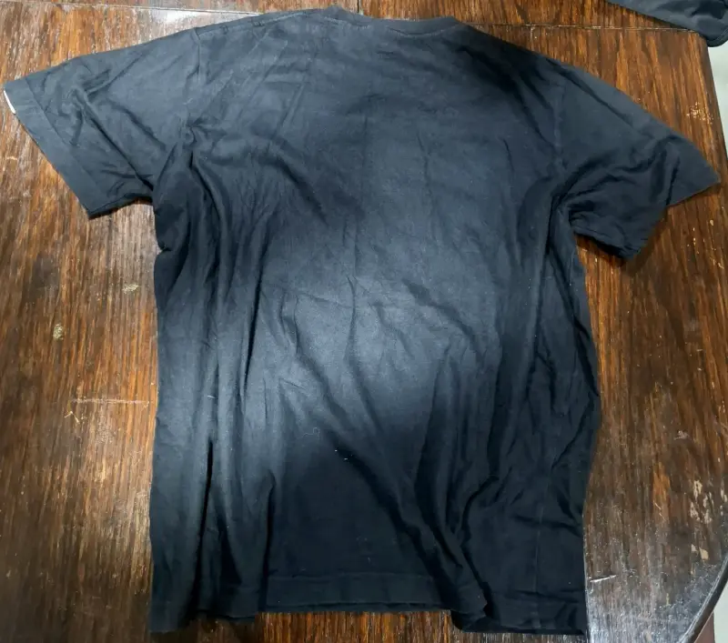 Polera negra Uniqlo UT L'Astronome de Vermeer - 2