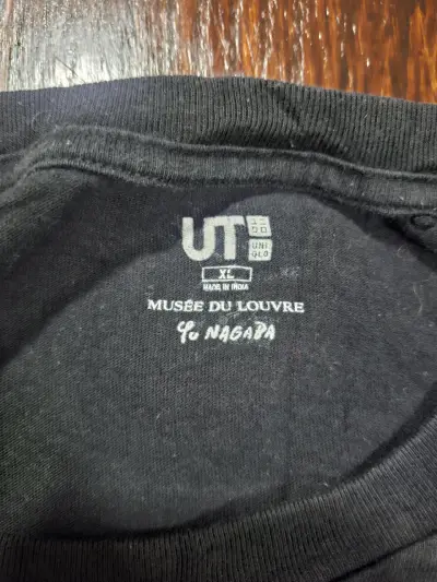 Polera negra Uniqlo UT L'Astronome de Vermeer - miniatura 3