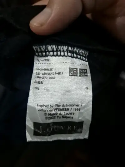 Polera negra Uniqlo UT L'Astronome de Vermeer - miniatura 6