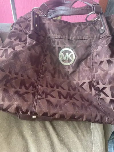 Bolso de mano marrón con logo MK - miniatura 1