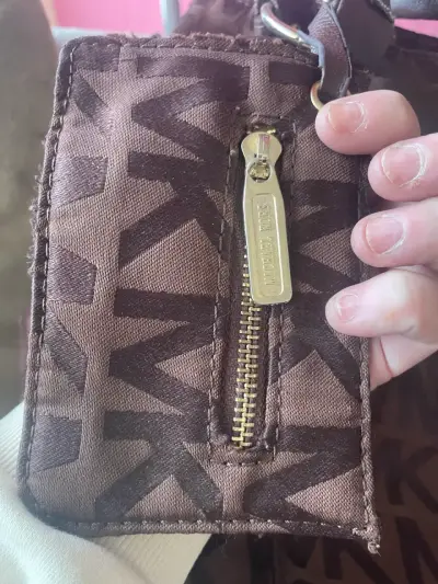 Bolso de mano marrón con logo MK - miniatura 3