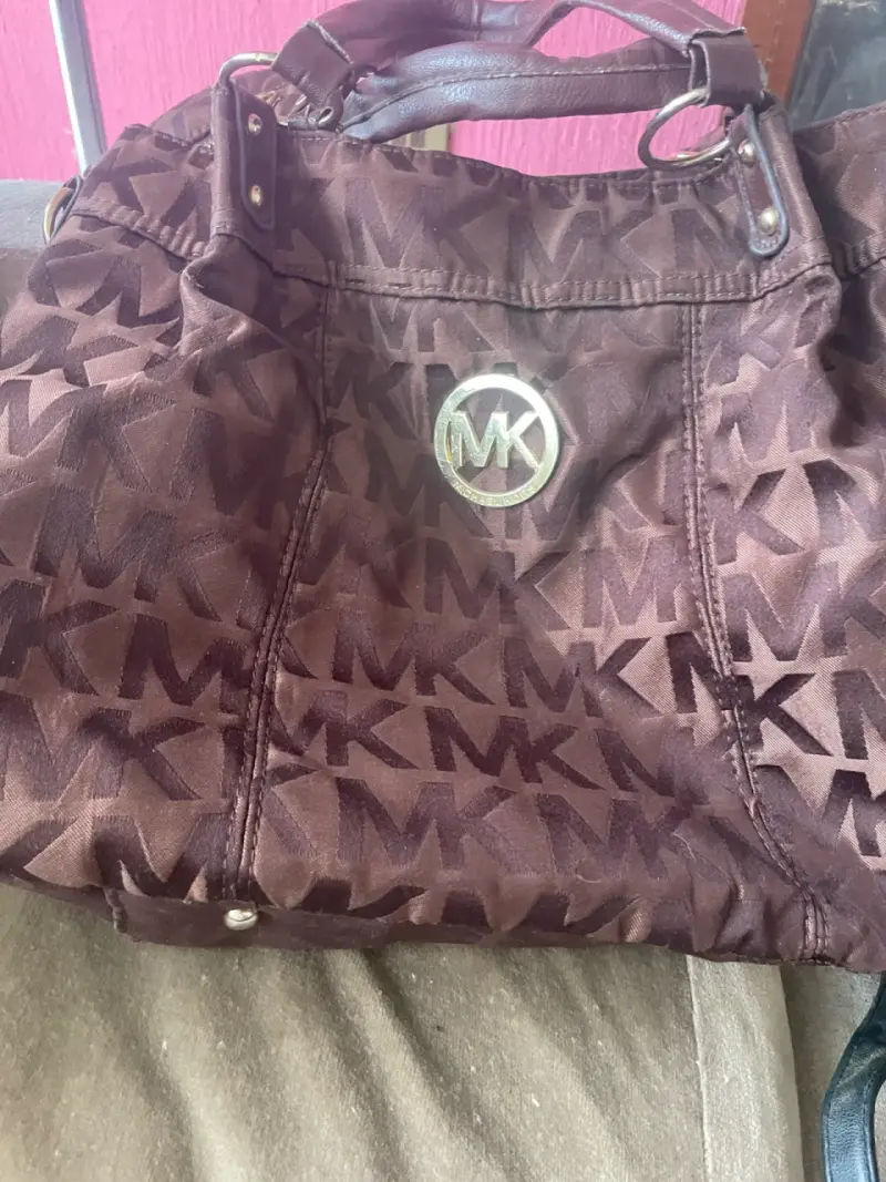 Bolso de mano marrón con logo MK - 4
