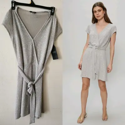 Vestido corto plateado con brillo y cinturón - miniatura 1