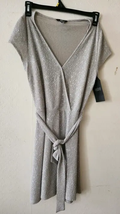 Vestido corto plateado con brillo y cinturón - miniatura 2