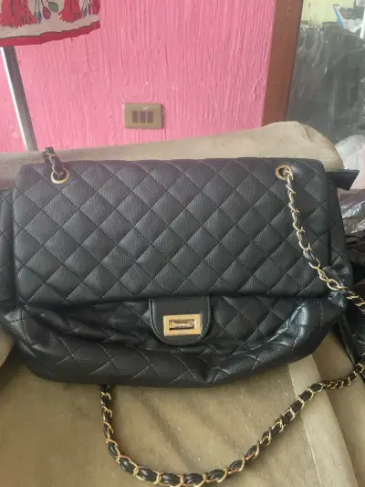 Cartera negra acolchada con cadena dorada - miniatura 1