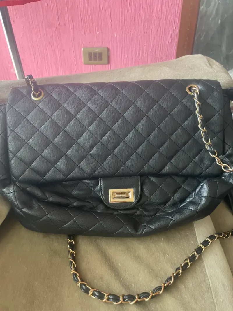 Cartera negra acolchada con cadena dorada - 4