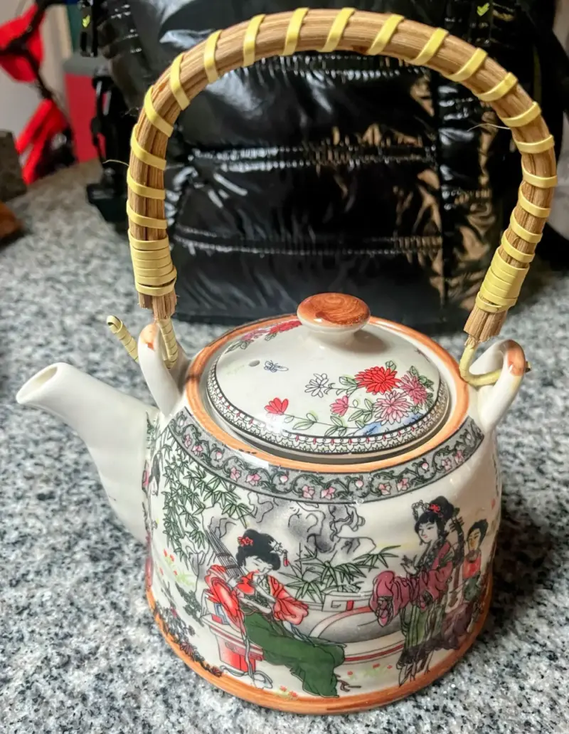Tetera de cerámica con diseño oriental y asa de bambú - 1