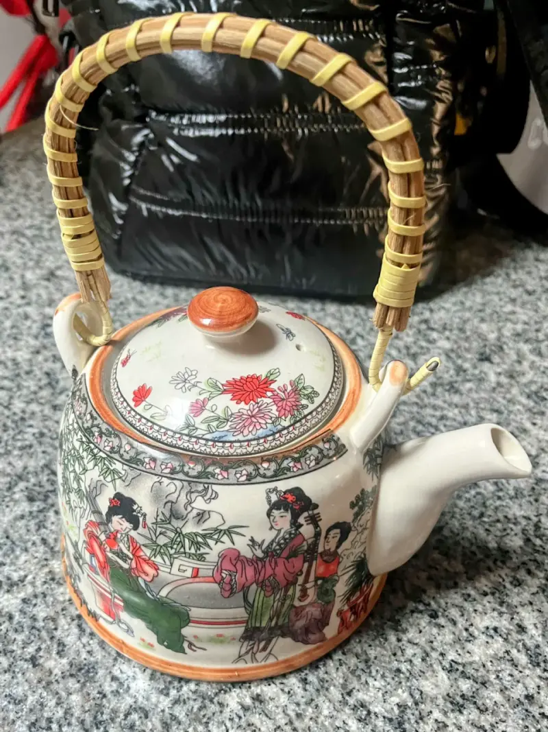 Tetera de cerámica con diseño oriental y asa de bambú - 2