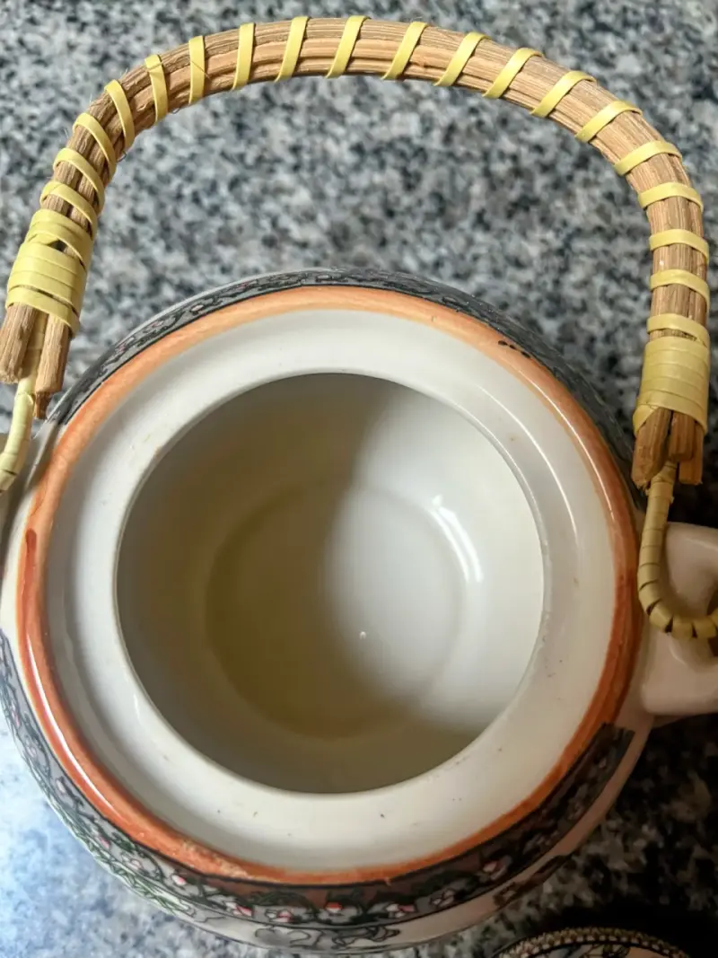 Tetera de cerámica con diseño oriental y asa de bambú - 4