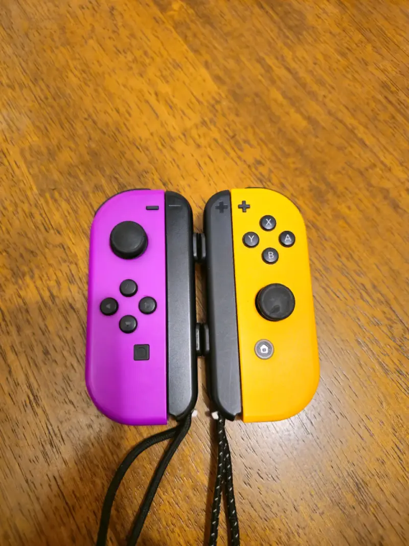 Joy-Con Nintendo Switch colores morado y amarillo - 1