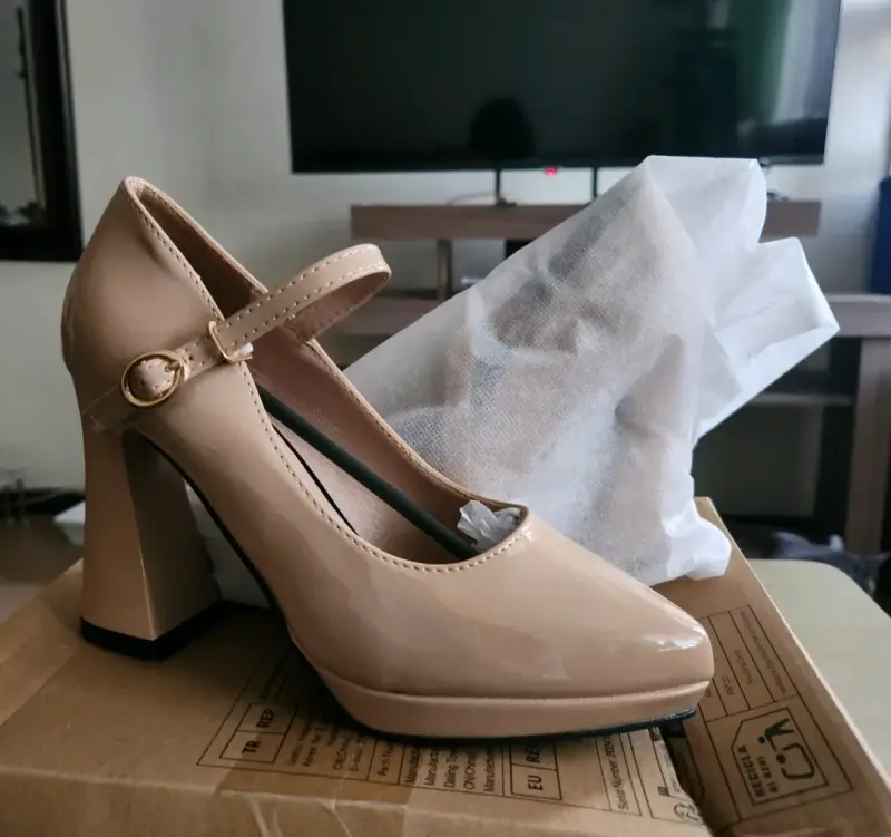 Zapatos de tacón beige con correa