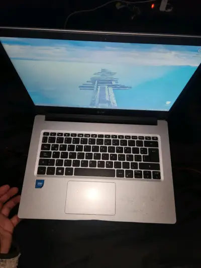 Laptop Acer Aspire A311-33 con Intel Celeron - miniatura 1