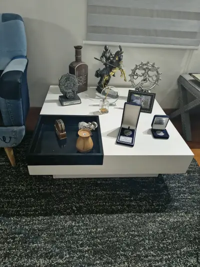 Mesa de centro moderna blanca con bandeja negra - miniatura 1