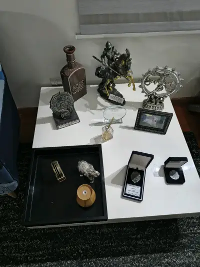 Mesa de centro moderna blanca con bandeja negra - miniatura 2