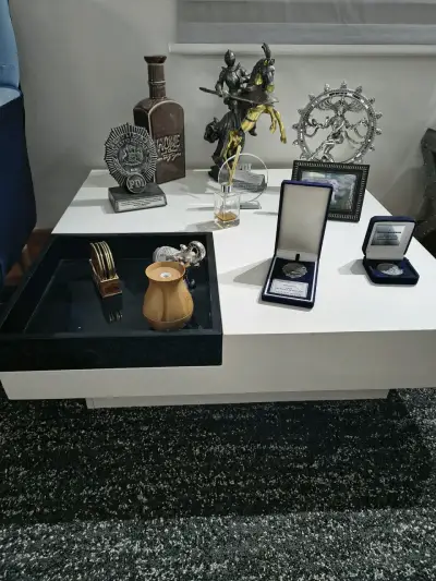 Mesa de centro moderna blanca con bandeja negra - miniatura 3