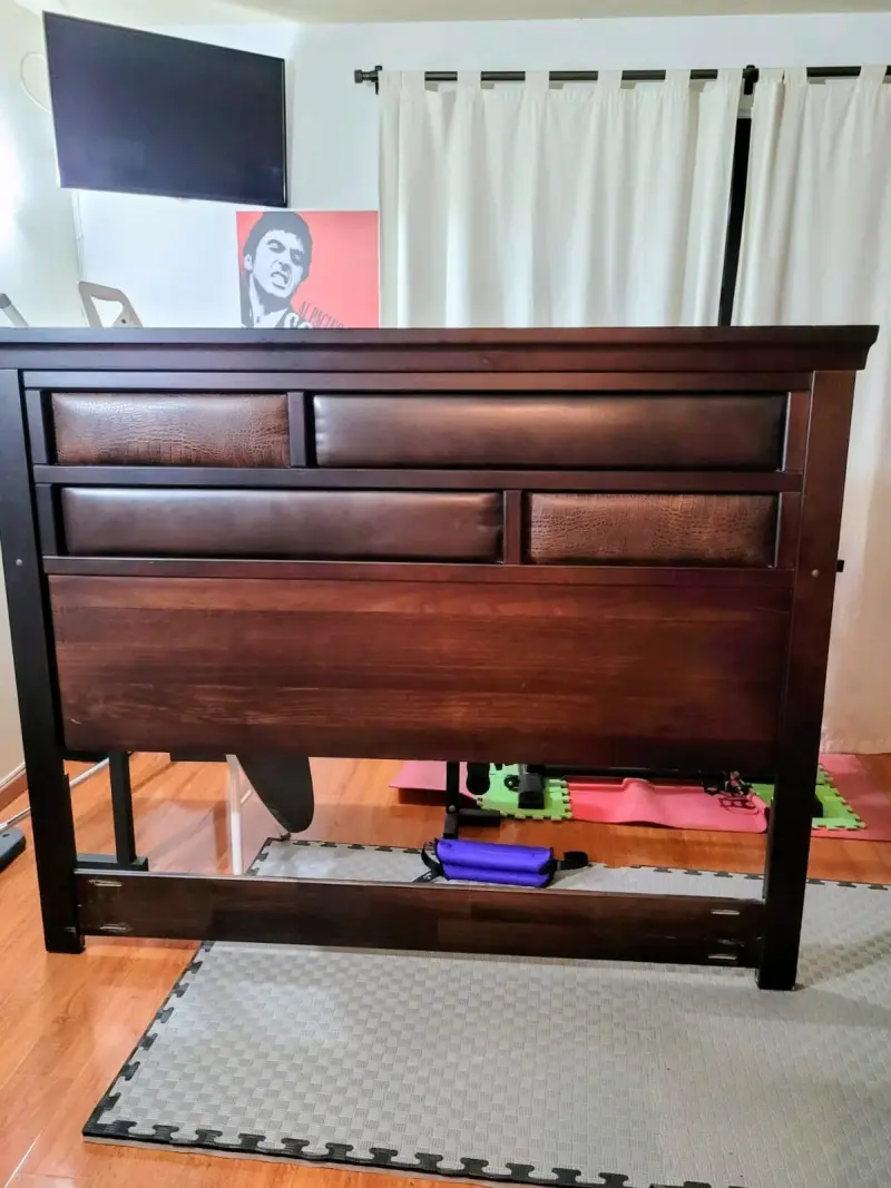 Cabecera de cama de madera oscura con detalles en cuero