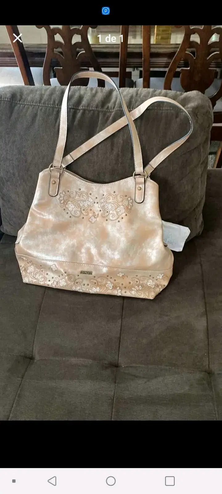 Bolso de hombro beige con diseño floral