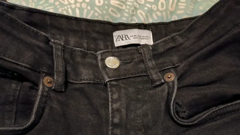 Jeans negros Zara con diseño deshilachado - 1