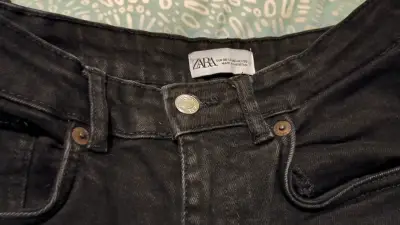 Jeans negros Zara con diseño deshilachado - miniatura 1