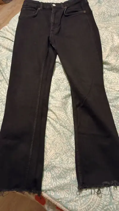Jeans negros Zara con diseño deshilachado - miniatura 2