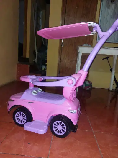 Auto de paseo para niños color rosa con manillar - miniatura 1