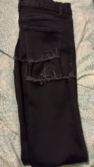 Jeans negros Zara con diseño deshilachado - miniatura 3