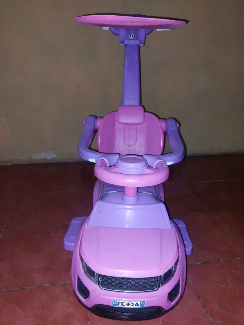 Auto de paseo para niños color rosa con manillar - 2