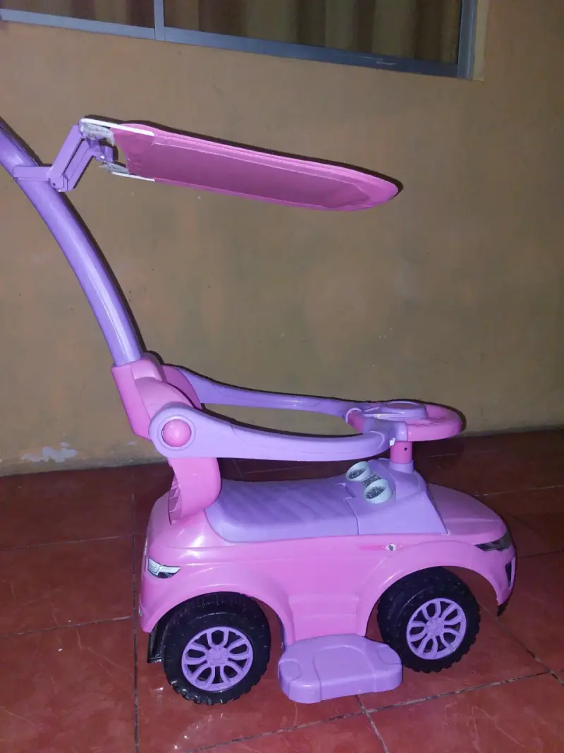 Auto de paseo para niños color rosa con manillar - 3
