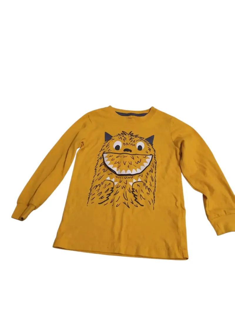 Polera manga larga amarilla con diseño de monstruo